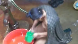 Tettona Lily lava la figa sotto la doccia, succhia mogli cuckold il cazzo e si fa scopare.