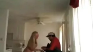 Un ragazzo bianco tira una MILF nera in cucina. moglie tradisce il marito porno