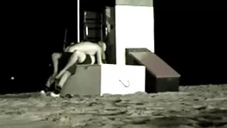 Le lesbiche si divertono a vicenda con mogli scambiste il coito.