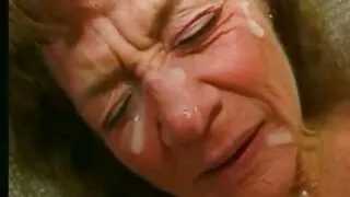 Bella scopata di un uomo con una discesa nella vagina. moglie in perizoma