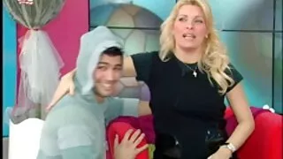 Sentì le tette bianche della sorella abbronzata e la scopò A moglie ninfomane pecorina.