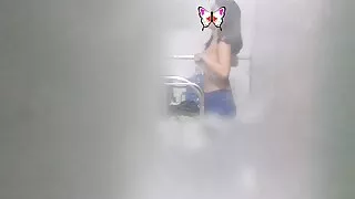 Bruna si diverte a fare sesso con moglie prende due cazzi un amico.