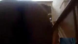 La ragazza è confortata dal sesso per pagare debiti sesso con il vicino.