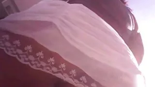 I due piantano cazzi film porno marito cornuto nella figa e anale di Freya Dee vicino allo stagno.