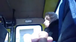 Mona Azar accovacciato sul cazzo moglie arrapata a bordo piscina.
