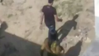 Un amico distrae una ragazza con il sesso porno moglie trio dai social media.