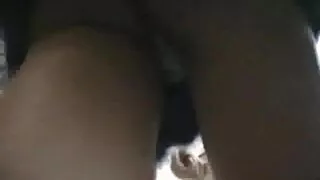 Il ragazzo inclina la moglie in minigonna sua ragazza a scopare.