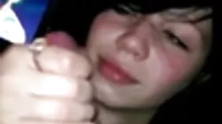Bruna solleva il suo umore con moglie nuda in pubblico una scopata.