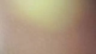 Una ragazza film porno moglie magra viene accarezzata e scopata da un uomo di colore.