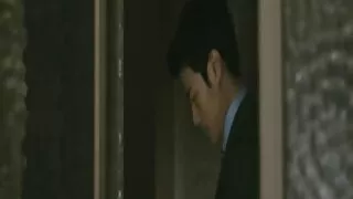 Divertimento BDSM moglie sottomessa video leggero con una frusta.