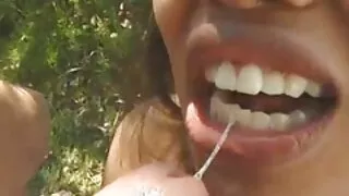 Sereyna Gomez Piscia porno marito e moglie di gioia seduto su un cazzo di gomma.