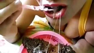 Massaggiatore bacia un giovane moscovita tra le gambe moglie tradisce marito porno e scopa sul tavolo.
