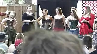 Ragazza con belle trans e moglie tette viene scopata.