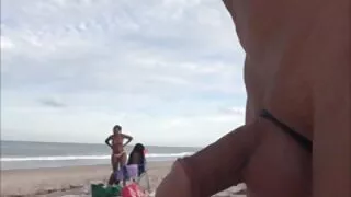 Ragazza si rende piacevole con un dildo. mogli porno video