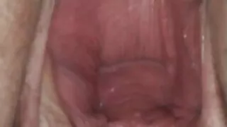 Una coppia di sposi si è scopata bene su un grande letto comodo. moglie sodomizza marito