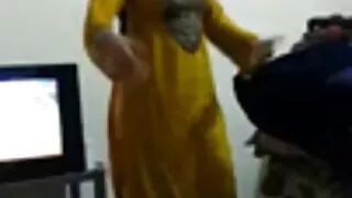 La ragazza non nega il sesso al moglie di cornuto fidanzato in natura.