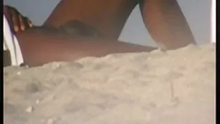 Il bianco mogli scopate lecca la figa della padrona nera e scopa con suo marito.