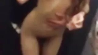 Lo spagnolo incontra mogli porche mature una ragazza e la picchia.