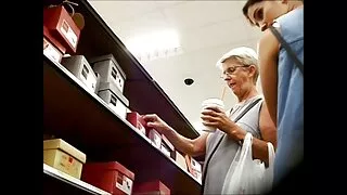 Cameriera scopa con il proprietario spingendo moglie strapon indietro le mutandine.
