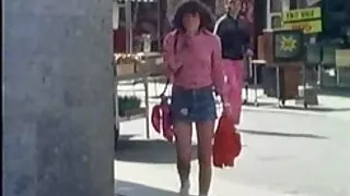 Bavaglio sul porno mogli porche cazzo e succhia dolorosamente il cazzo di un uomo.