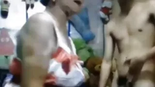 Donna americana la moglie gode diteggiatura figa davanti alla telecamera.