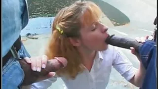 La ragazza accetta di scopare al casting con il nero. moglie bagnata