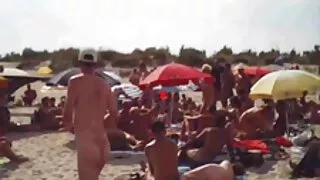 Cazzo e mogli in carsex chiacchierando al telefono.