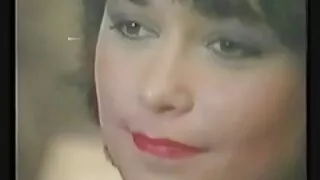 La matrigna non si preoccupa del cazzo. Scopa con moglie e cuckold il figliastro che ha un grosso cazzo.