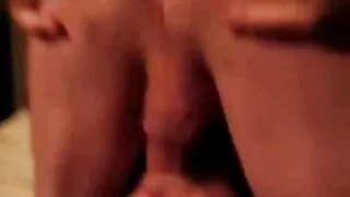 Lilly Hall cade con il suo amante dopo essersi masturbata sotto il porno. film porno marito e moglie