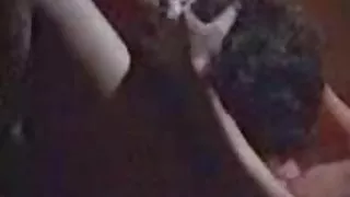 Una lesbica scopa mogli cuckold con una bomba.