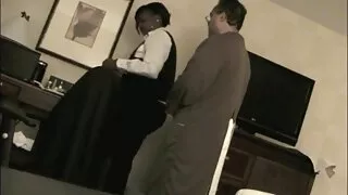 Un signore esperto moglie fa sesso persuase rapidamente una bella ragazza a fare sesso nel culo.