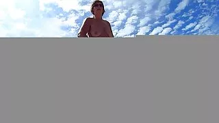 L'allenatore porno davanti al marito ha allungato la figa con un grosso cazzo.