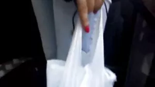 La ragazza moglie doppia penetrazione tradisce il marito del giocatore con un amico alle sue spalle.