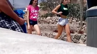 Penelope Woods fa un video porno mogli arrapate pompino in bagno.